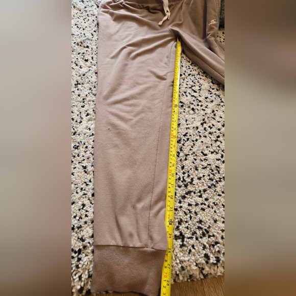 O'Neill brand. Tan joggers. Size medium. Elastic waist. Ribbed cuffs. - Picture 4 of 10